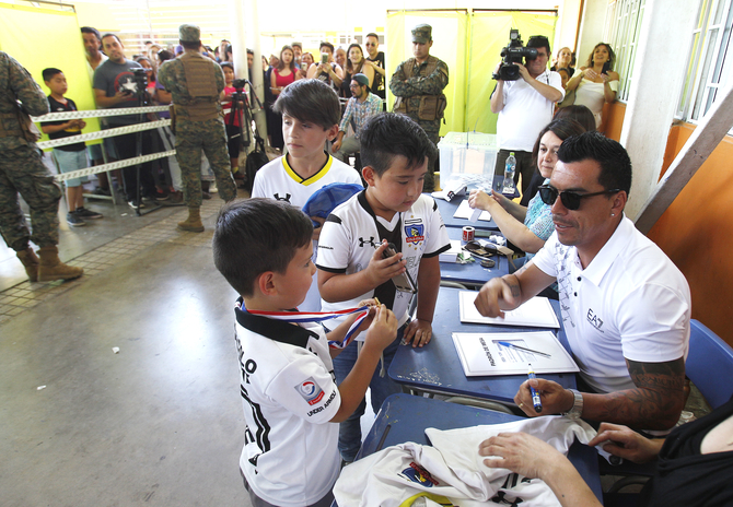 Deportistas Y El Plebiscito Solo Fabian Orellana Y Eugenio Mena Votaran En El Extranjero Y Esteban Paredes Nuevamente Es Designado Como Vocal De Mesa El Mercurio Deportes