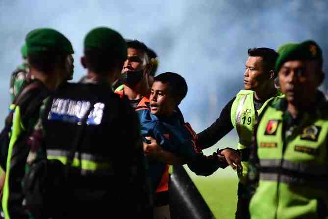 Javier Roca, DT chileno de Arema FC y testigo de la tragedia de Indonesia: “Fue un infierno, vi a cuatro hinchas morir en mi camarín”