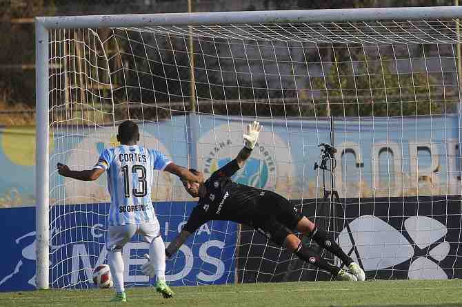 Ni con un golazo, un hombre más y un penal: Magallanes sigue sin ganar en Primera