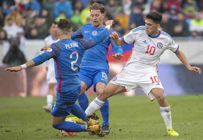 Eduardo Berizzo busca rejuvenecer la selección con un nuevo mediocampo