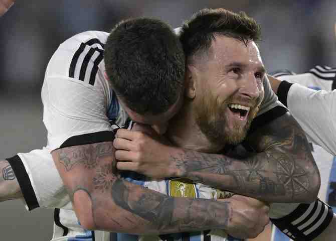 Messi y Argentina festejan con angustia