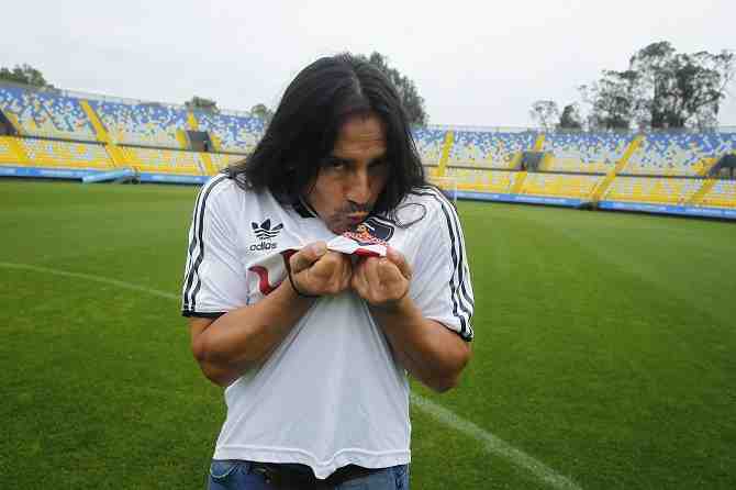Barristas de Colo Colo invitan a Gabriel Mendoza al partido con Boca: “Cumpliré un sueño”