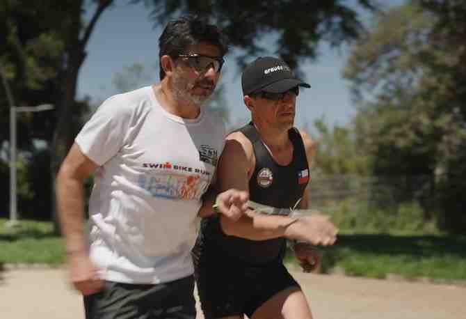 Luis Gutiérrez, triatleta discapacitado que correrá en el medio ironman de Pucón:  “Cuando llego al punto de partida, no me siento ciego”