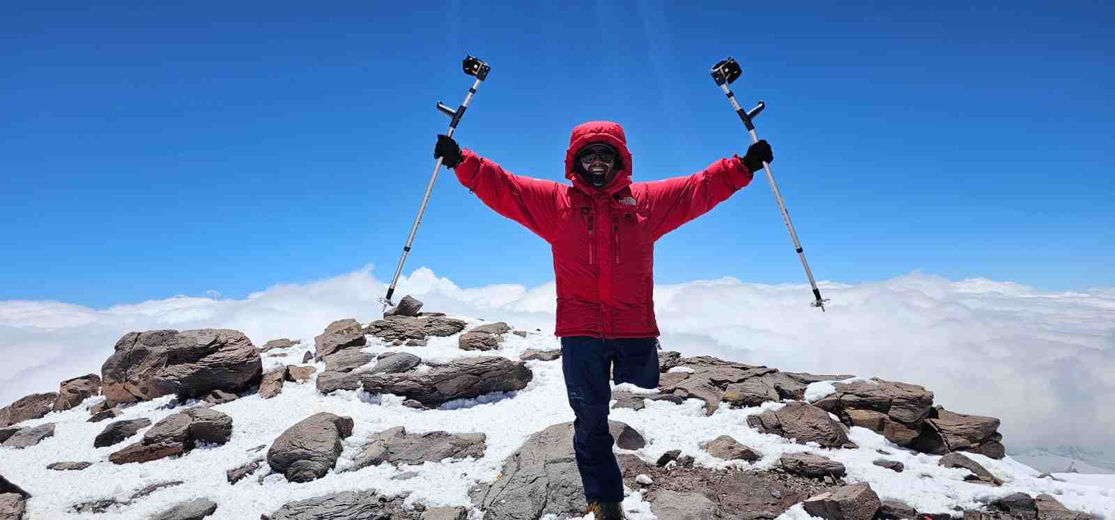 La hazaña de Julio Soto: subió a la cumbre más alta del continente con una pierna y bastones