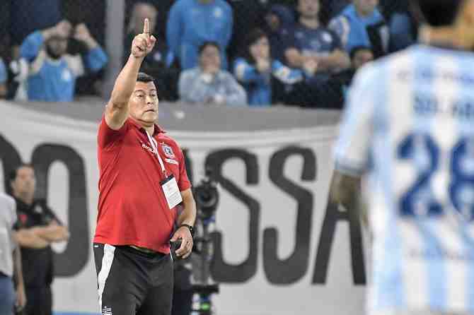 Colo Colo le ofreció US$ 1 millón de finiquito a Almirón, pero el DT dijo no: quiere los US$ 3 millones del contrato