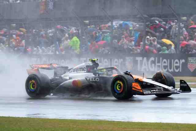 Fórmula Uno: Ni la lluvia ni el caos frenan a McLaren en Silverstone
