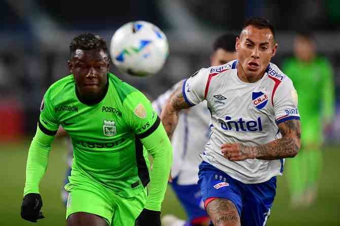 Eduardo Vargas se aleja de la U: el delantero regresa a Uruguay sin una propuesta de Azul Azul