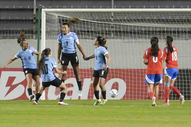 Uruguay noquea a Chile y lo borra de la Copa América