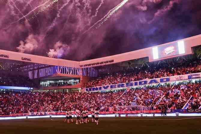 La UC inauguró el Claro Arena con mucha emoción y tres valiosos puntos