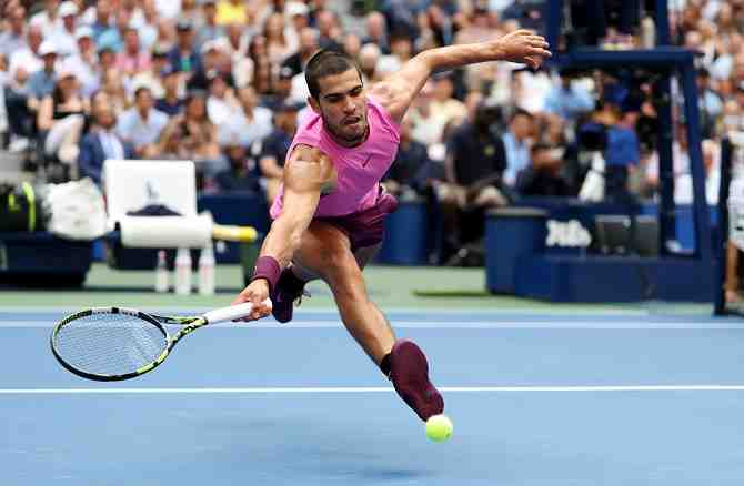 Alcaraz da un golpe de clase, derriba a Djokovic y llega a la final del US Open