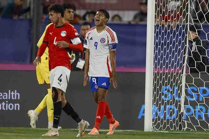 La Roja se abruma, paga todos sus pecados en el Mundial y sigue con vida por el fair play