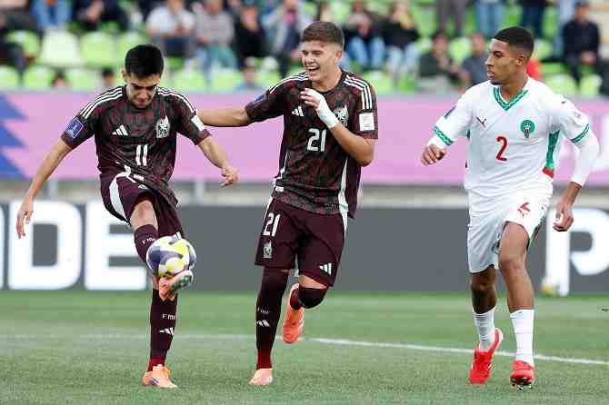 Gilberto Mora, de solo 16 años, enarbola las banderas de México, el rival de Chile