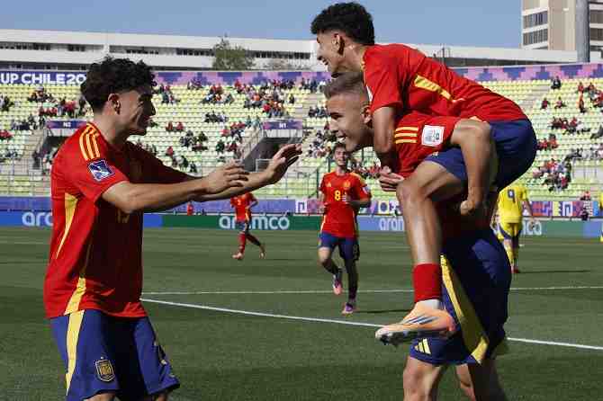 España reencuentra el camino de la victoria de la mano de un pupilo de Pellegrini