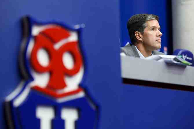 Andrés Weintraub, director de Azul Azul: &#34;Lo más conveniente para la U es que Michael Clark dé un paso al costado&#34;