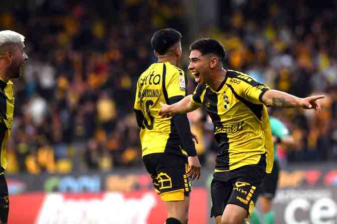 Colo Colo está cerca de abrochar a Francisco Salinas y la UC suma a Jimmy Martínez, su cuarto fichaje