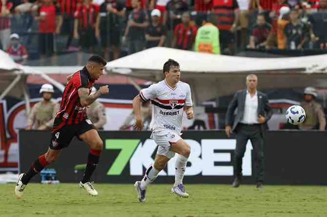 Tapia se queda en Sao Paulo, Loyola se acerca a Santos y Vegas se va al León de México