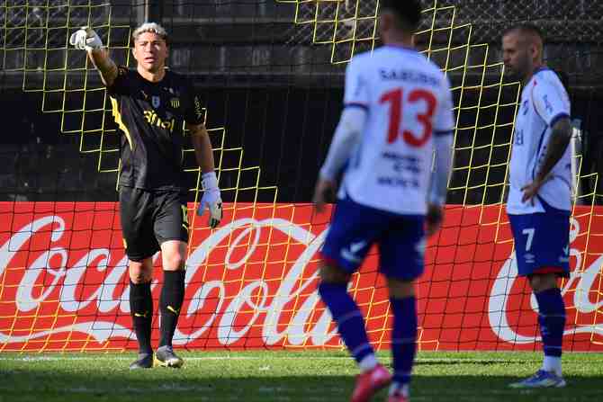 El dilema que atrapa al meta Brayan Cortés en Colo Colo