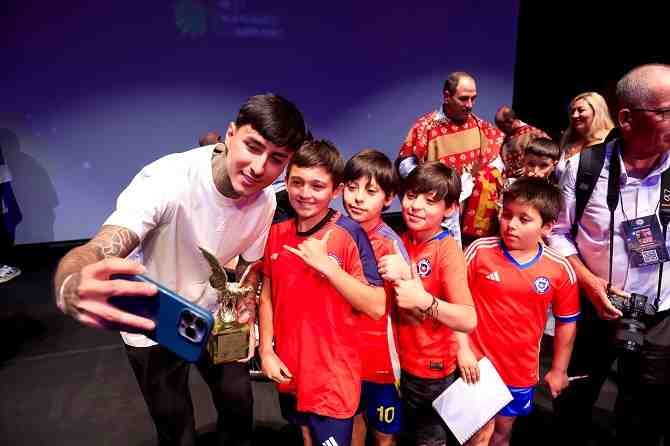 Erick Pulgar corona un año inolvidable con el premio al “Mejor de los Mejores”