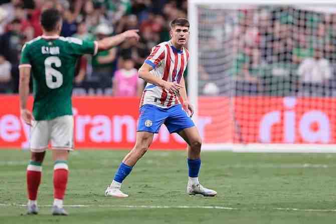 Las universidades se potencian con extranjeros: la U fichó a un volante paraguayo y la UC a un zaguero argentino