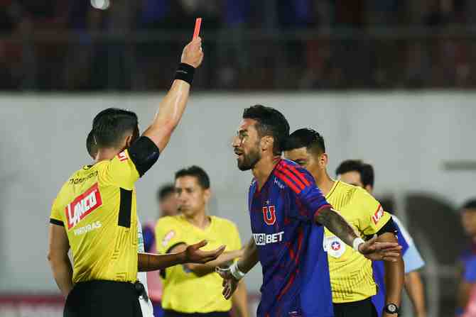 La violencia y los incidentes llenan de tensión el estreno de la U en el torneo