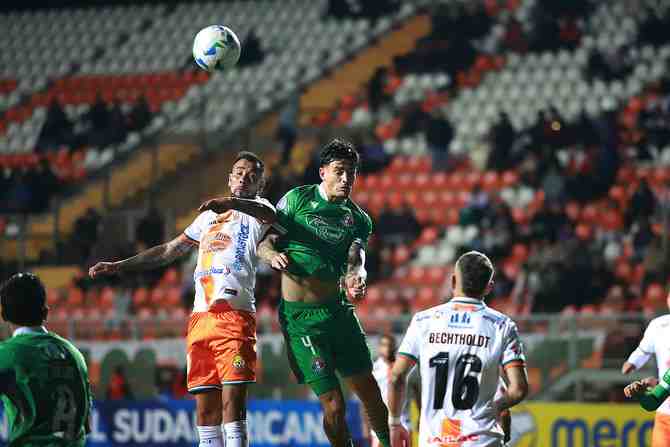 Audax Italiano trasnocha para emprender su ruta internacional