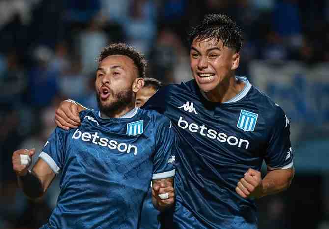 Pizarro aprobó su debut en Racing, pero la exigencia está clara: más presencia en el área