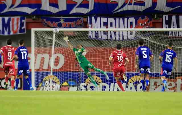 Un golazo de tiro libre le dio el primer golpe a la U de Fernando Gago
