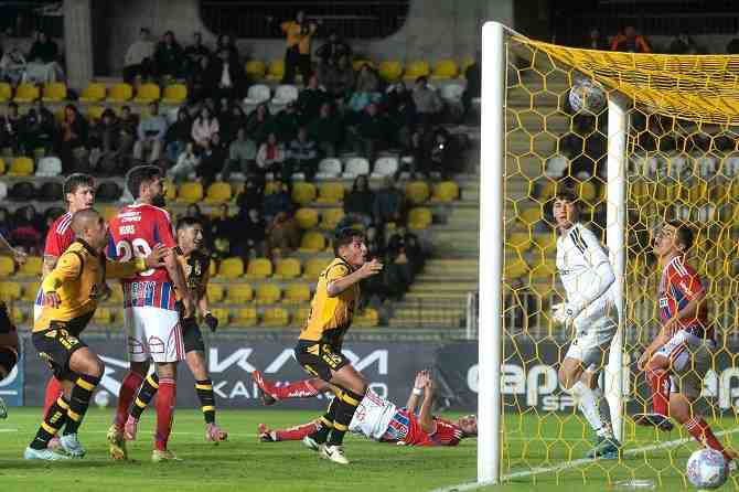 Colo Colo juega mal, pierde y queda al borde de la eliminación