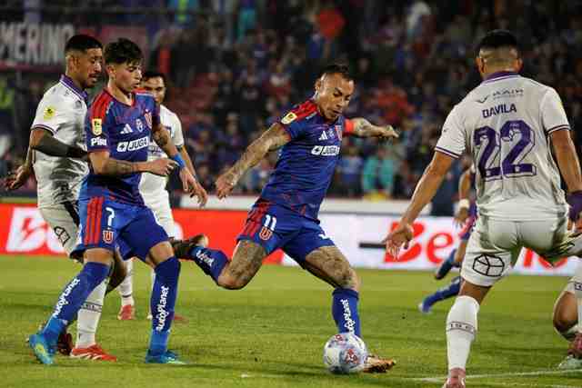 Eduardo Vargas sale al rescate de la lánguida U de Gago