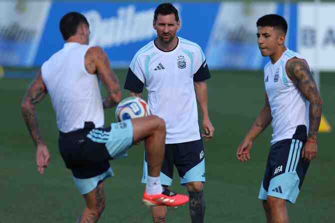 Argentina se cuelga de un Messi igual de decisivo, pero con menos continuidad