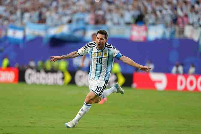 Inagotable y mejorado, Messi toma la cima de los goleadores mundiales