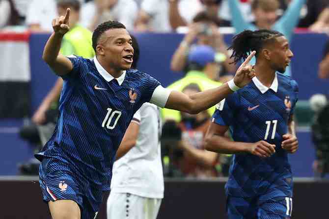 La tormenta Mbappé: quedó a dos festejos de “Lio”