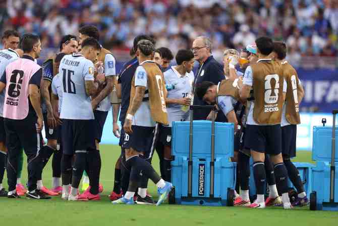 Bielsa está al borde del precipicio: arrecian las críticas por el decepcionante Uruguay