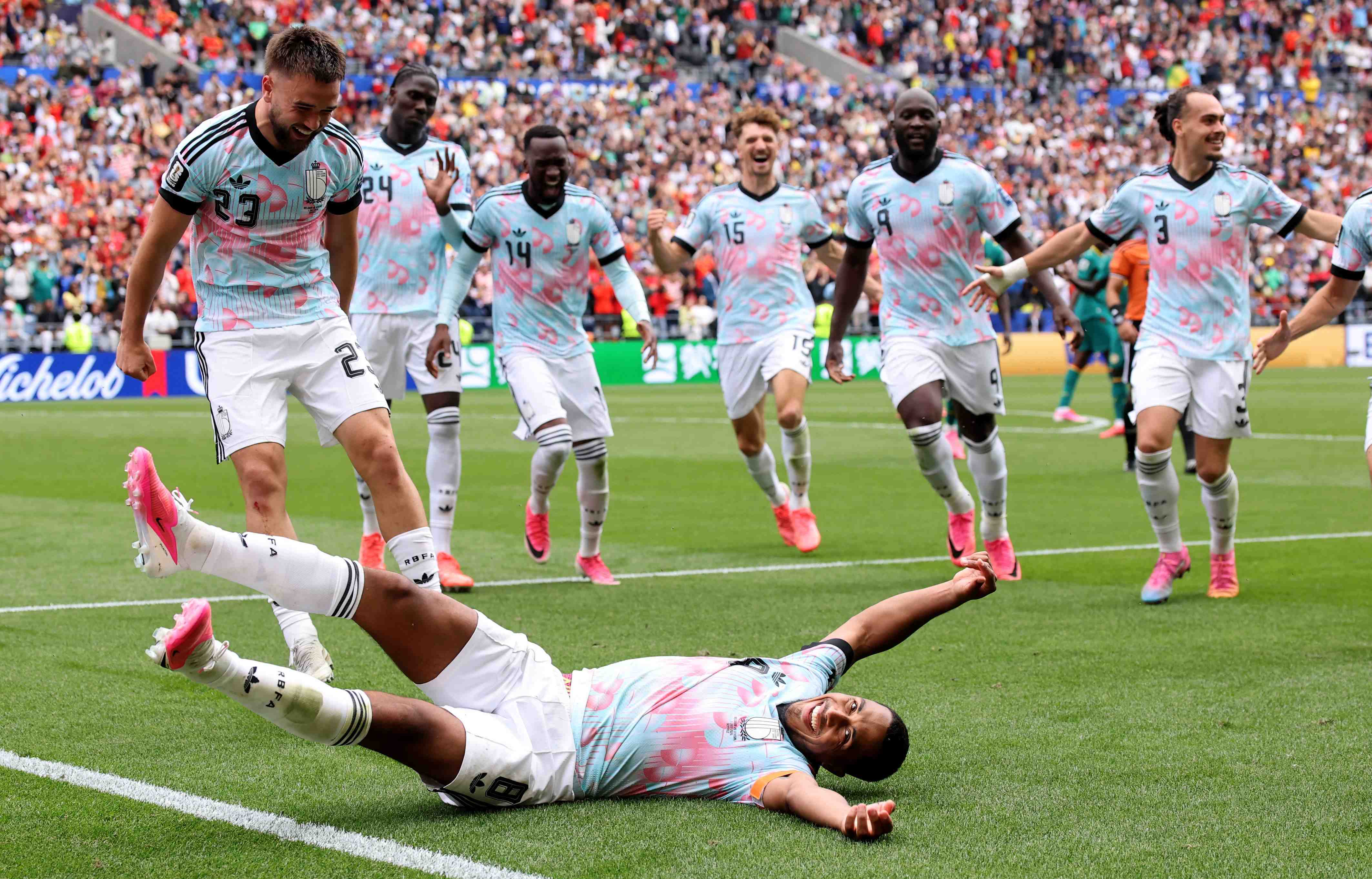 Bélgica remonta un partido de locos y elimina a Senegal en el último suspiro