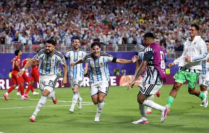 Argentina sufre, pero una genialidad de Álvarez la mete en las semifinales
