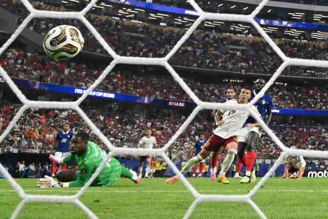 España se entretuvo ante una Francia abatida y jugará su segunda final mundial