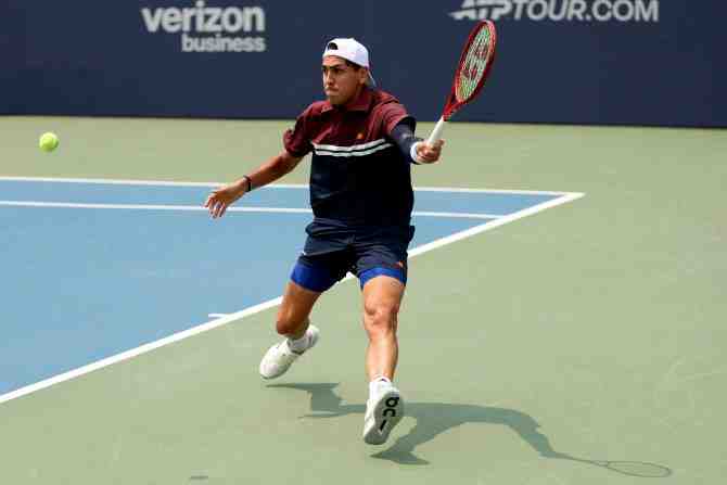 Alejandro Tabilo celebra tras un duro debut en Washington