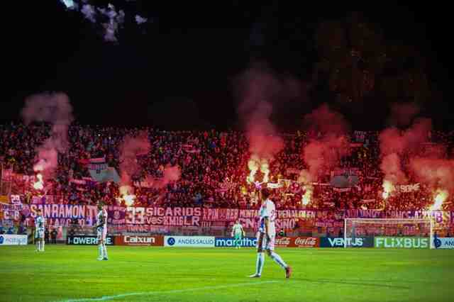 Lanzamiento de pirotecnia obliga a suspender duelo entre Everton y la U