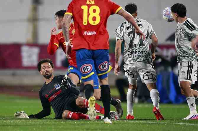 Un problema para Colo Colo: qué hacer con Vozinha en la lucha por el arco albo